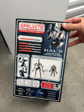 Load image into Gallery viewer, COMMANDER SARAH PALMER HALO POSEABLE FIGURAL MODEL LEVEL 2 Bandai SPRUKITS
