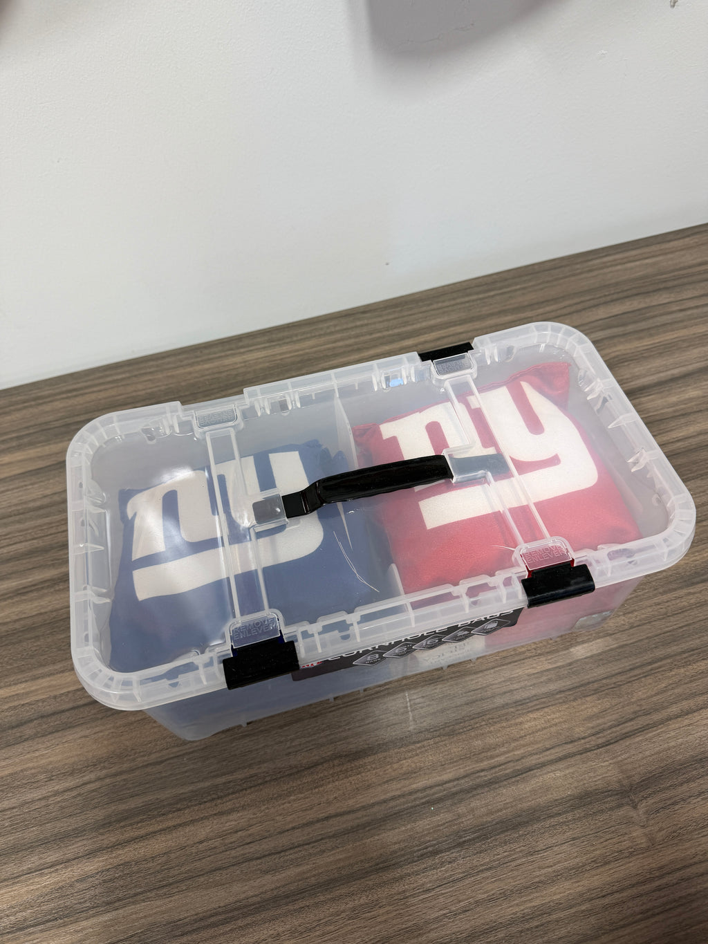 NFL New York Giants Dual-Sided Cornhole Bags Set of 8 with Plastic Case
