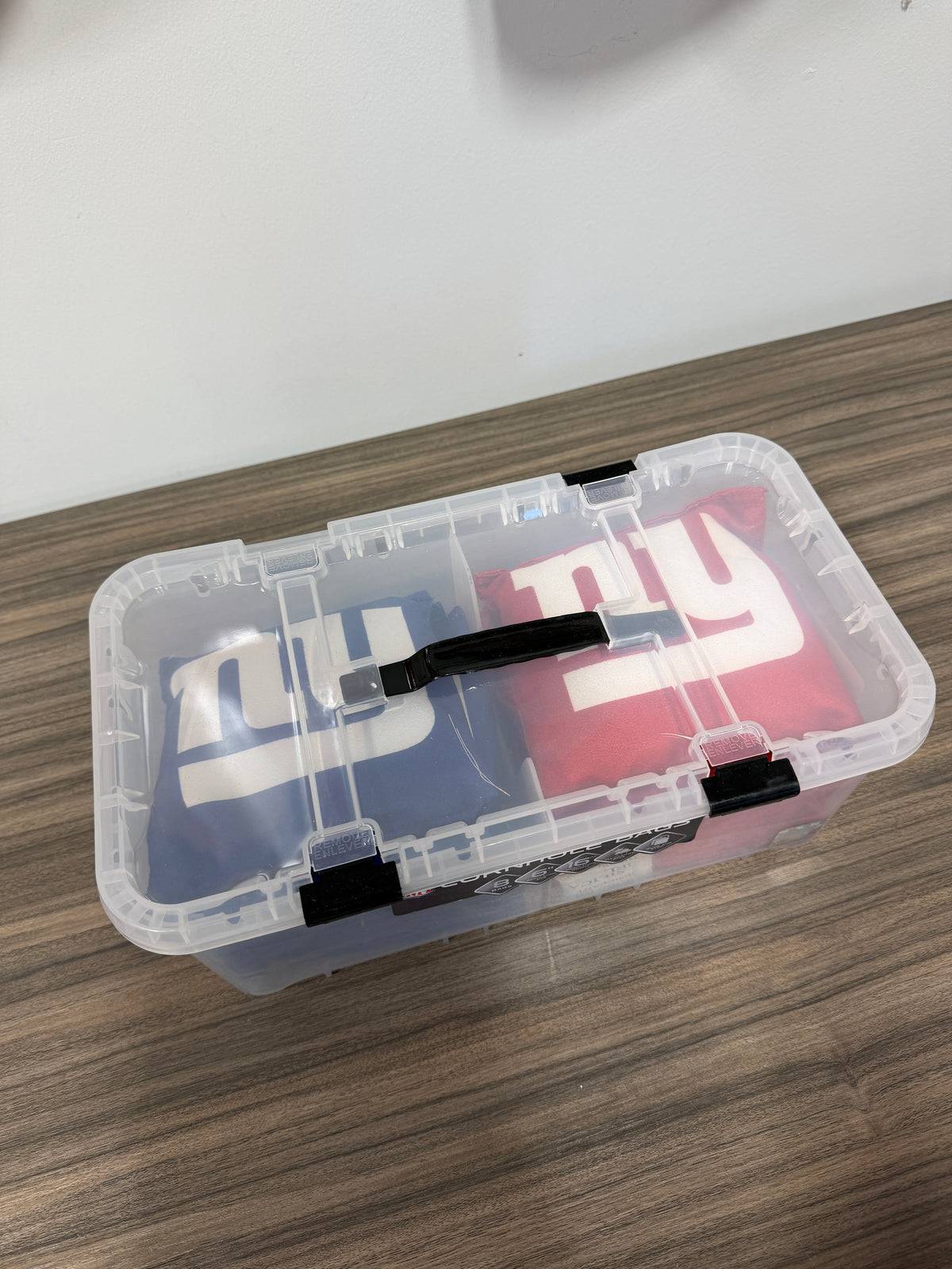 NFL New York Giants Dual-Sided Cornhole Bags Set of 8 with Plastic Case