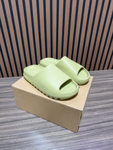 Load image into Gallery viewer, adidas Yeezy SlideResin (2022/2024) Sz 11
