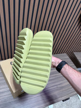 Load image into Gallery viewer, adidas Yeezy SlideResin (2022/2024) Sz 11
