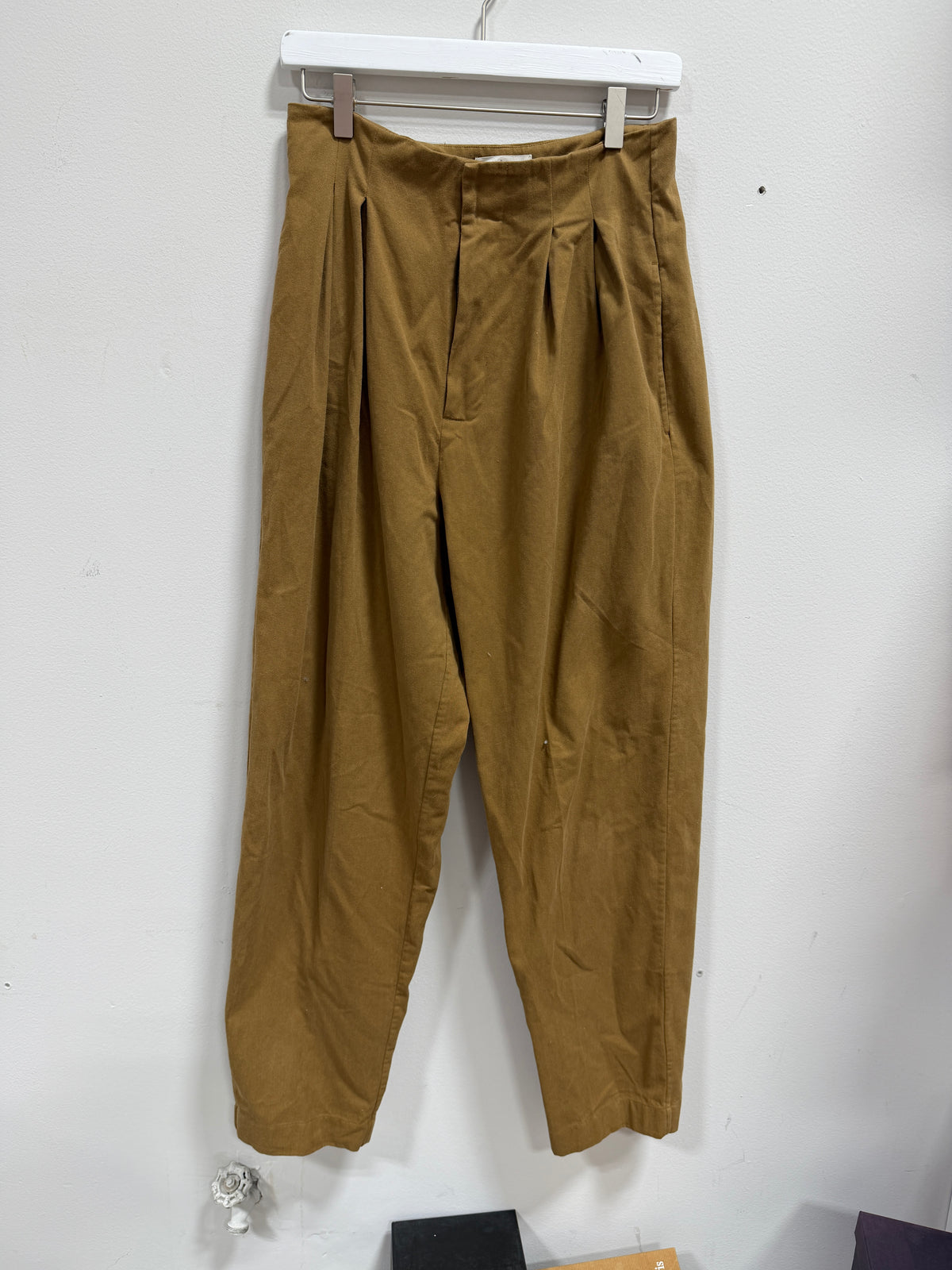 DÔEN Louvre Brushed Cotton Twill Pleated Tapered Pants Brown Size 8
