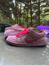 Load image into Gallery viewer, Nike SB Dunk Low &quot;City Of Love&quot; Burgundy Crush Sz 5.5
