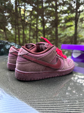 Load image into Gallery viewer, Nike SB Dunk Low &quot;City Of Love&quot; Burgundy Crush Sz 5.5
