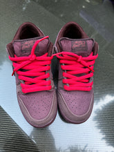 Load image into Gallery viewer, Nike SB Dunk Low &quot;City Of Love&quot; Burgundy Crush Sz 5.5
