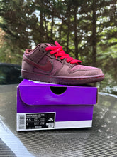 Load image into Gallery viewer, Nike SB Dunk Low &quot;City Of Love&quot; Burgundy Crush Sz 5.5
