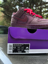 Load image into Gallery viewer, Nike SB Dunk Low &quot;City Of Love&quot; Burgundy Crush Sz 5.5
