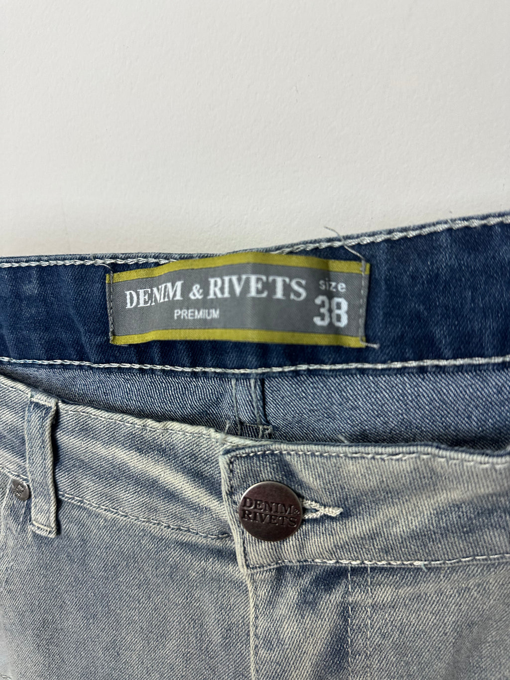 NEW Denim & Rivets light wash distressed denim men's sz 38
