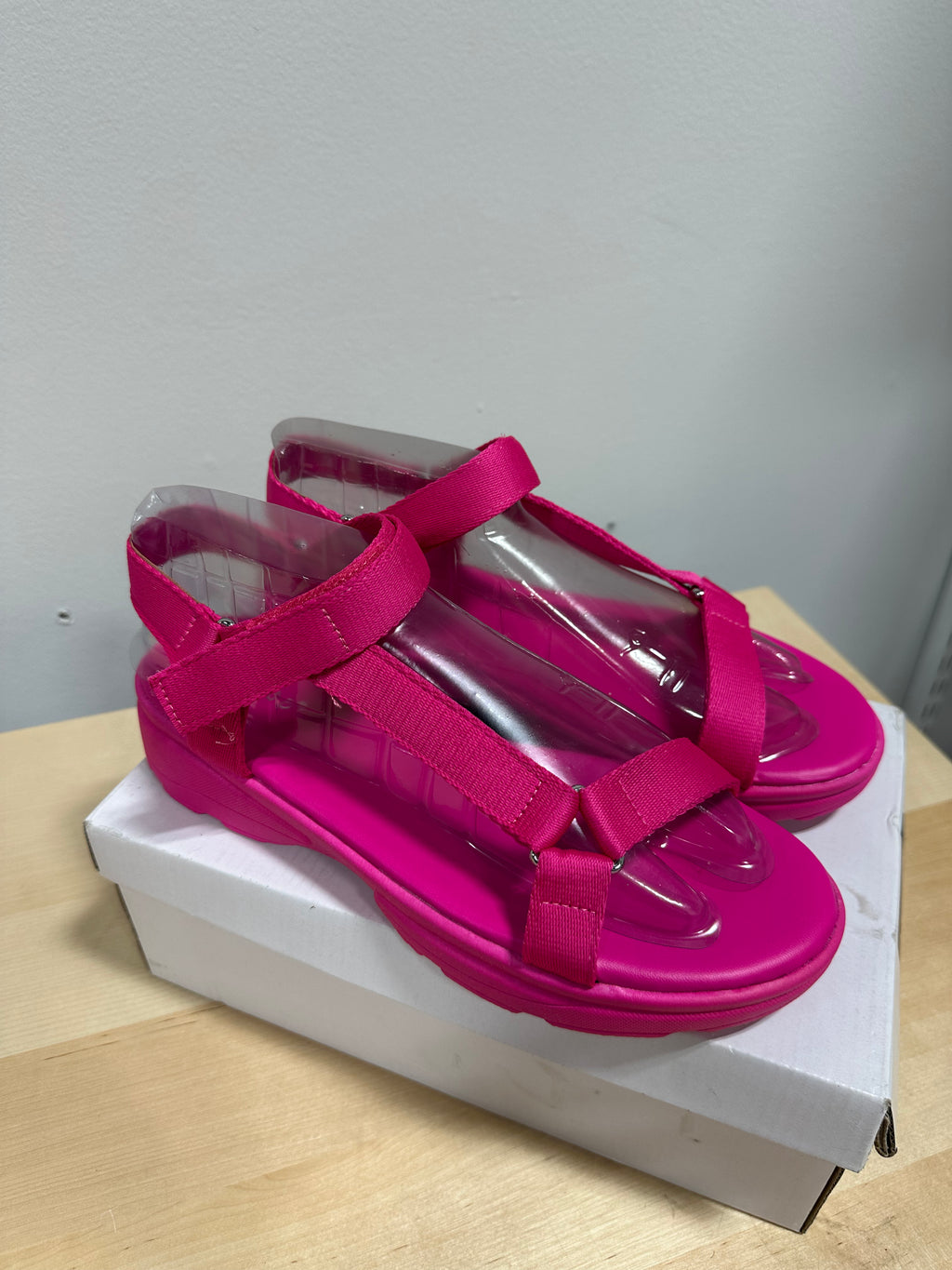 Bamboo brand Womens strappy sport sandals sz 10