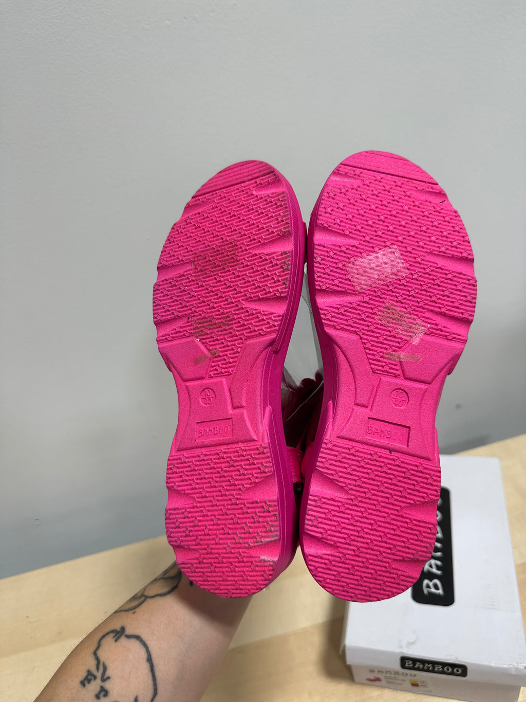 Bamboo brand Womens strappy sport sandals sz 10