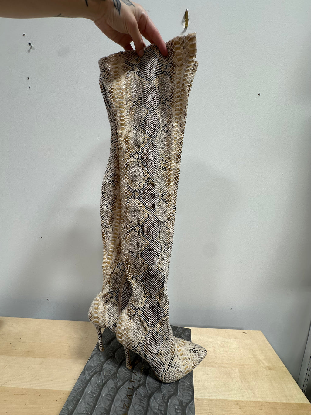 Azalea Wang Gianni Black faux snakeskin stiletto boots women's sz 7.5