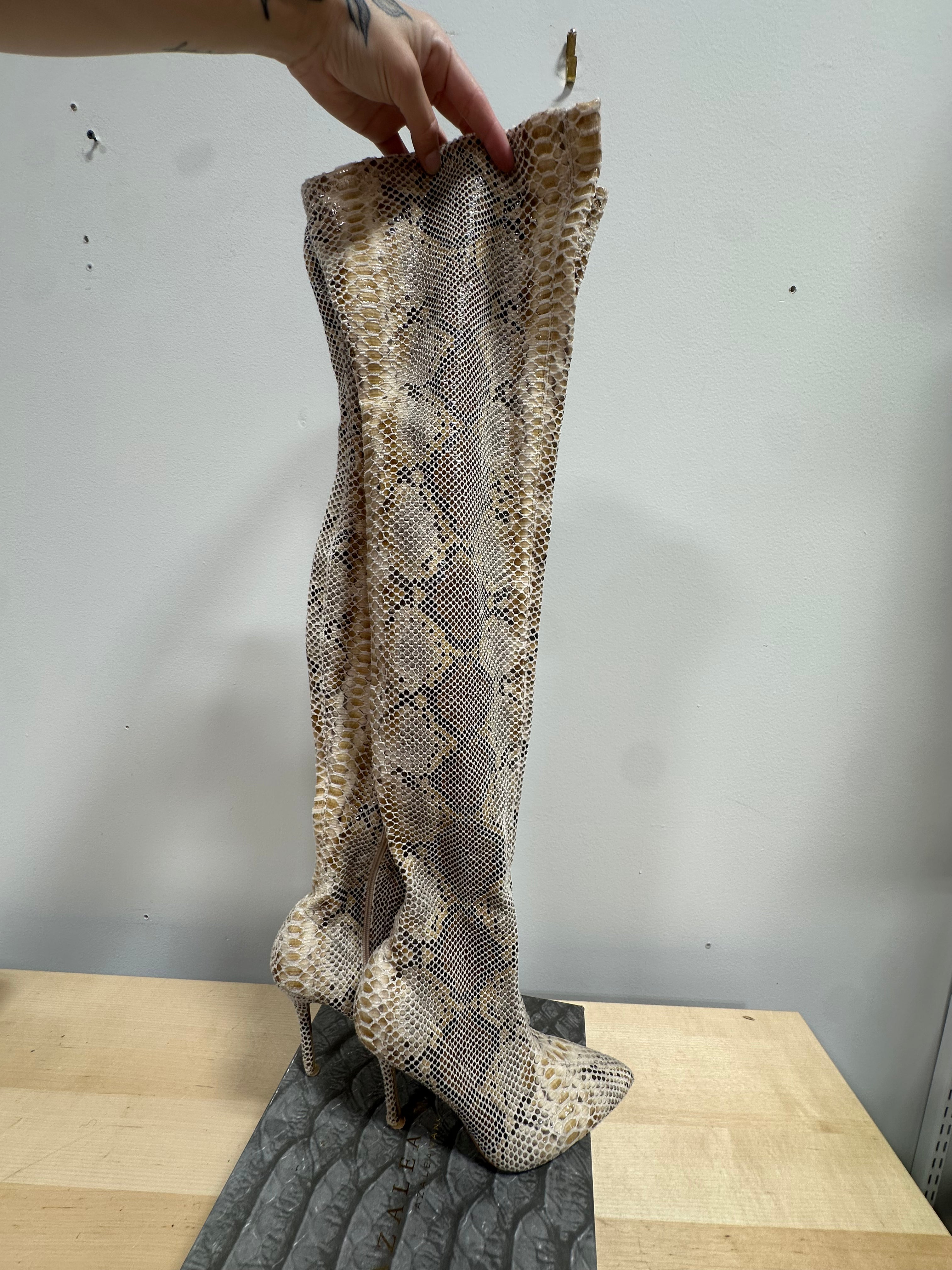 Azalea Wang Gianni Black faux snakeskin stiletto boots women's sz 7.5