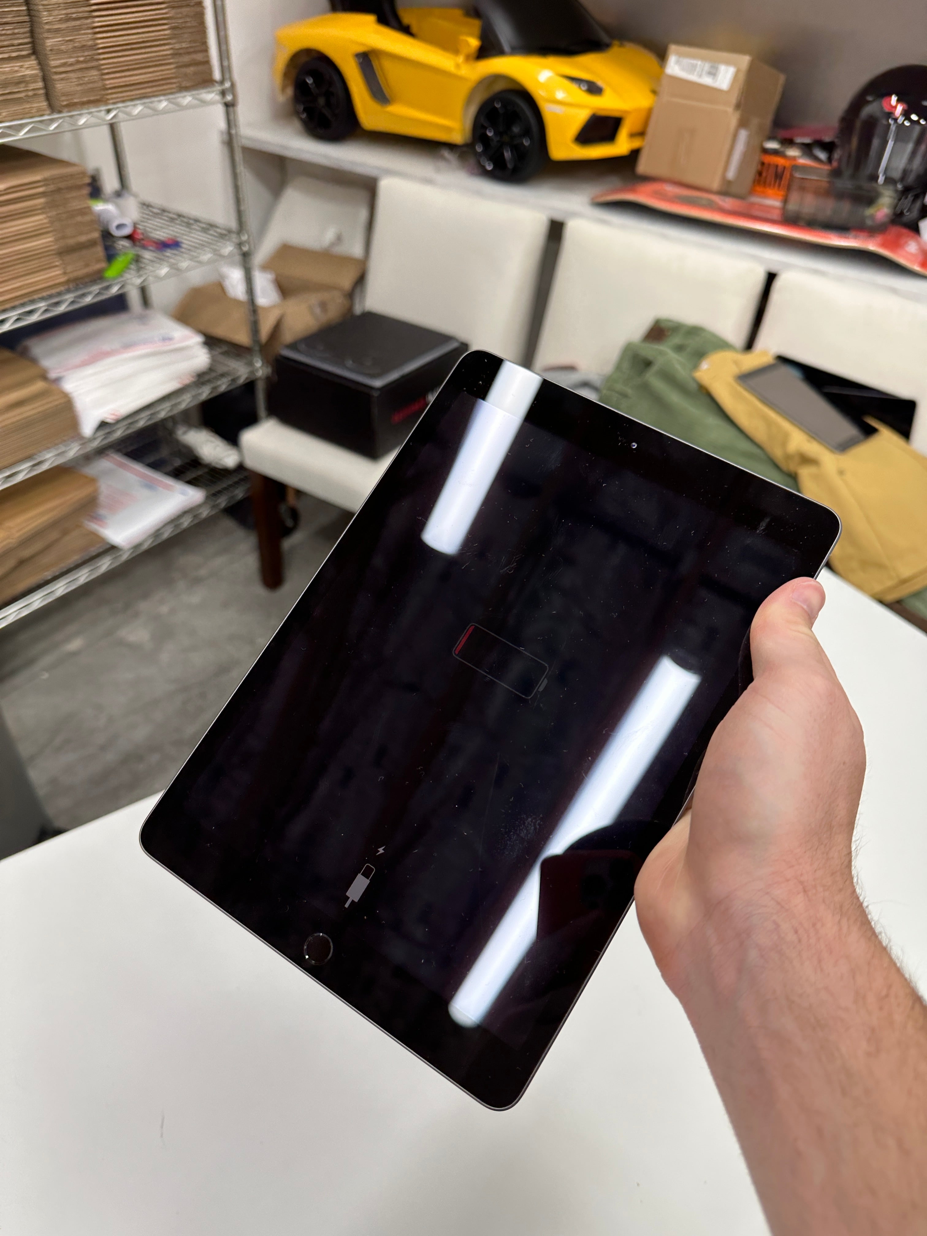 Broken iPad (FOR PARTS) Does not turn on