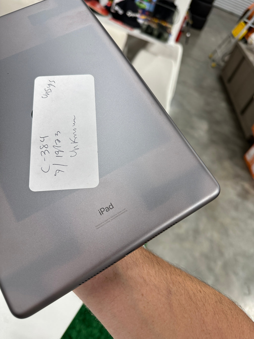 Broken iPad (FOR PARTS) Does not turn on