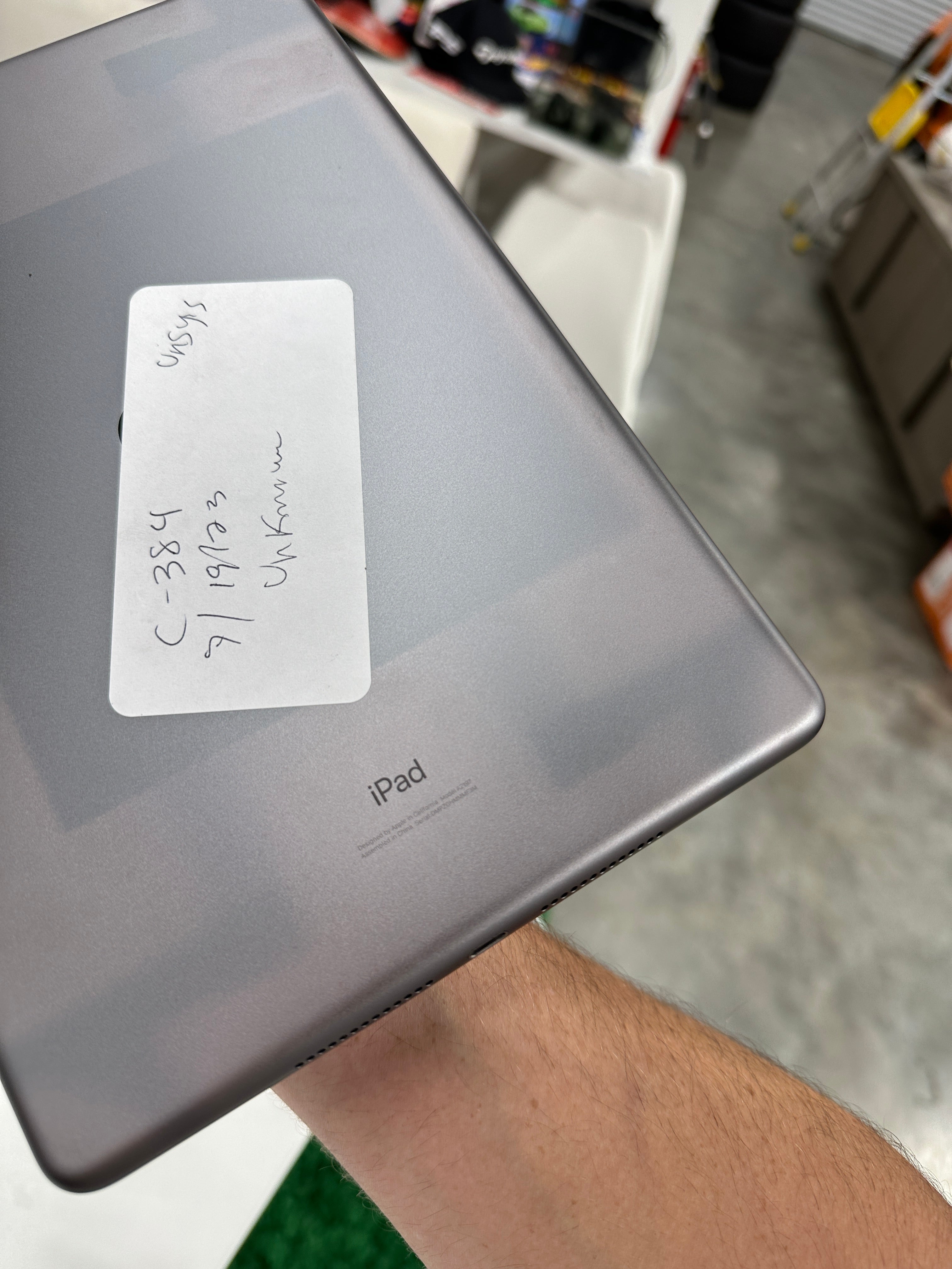 Broken iPad (FOR PARTS) Does not turn on