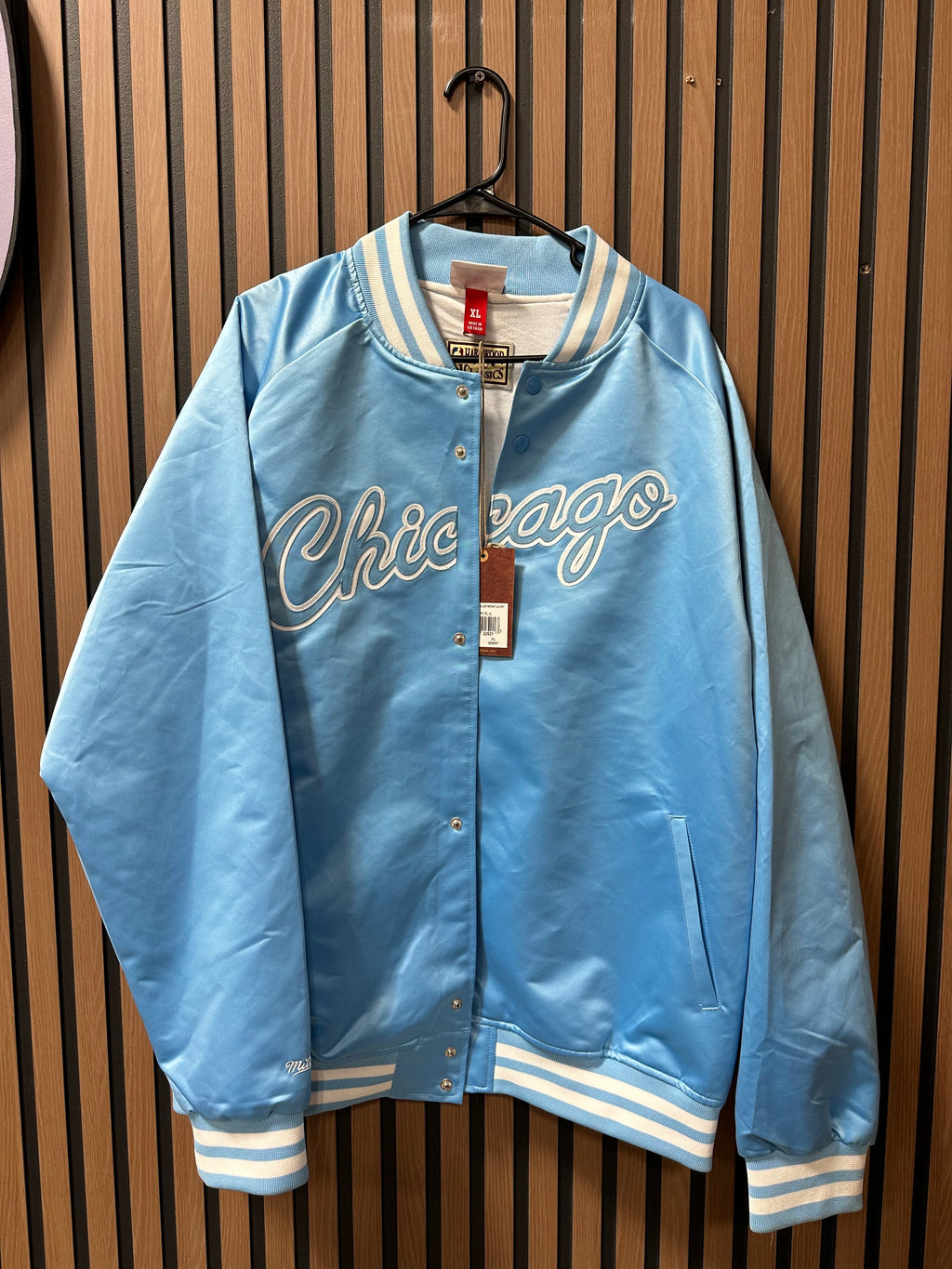 New with tag  Mitchell & Ness Men's Light Blue Chicago Bulls Double Clutch Lightweight Satin Jacket sz XL