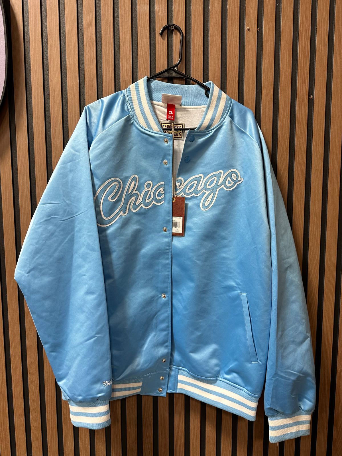 New with tag  Mitchell & Ness Men's Light Blue Chicago Bulls Double Clutch Lightweight Satin Jacket sz XL