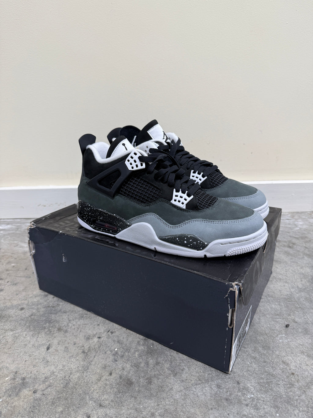 Jordan 4 Retro Fear (2024) Sz 11 (Damaged Box)