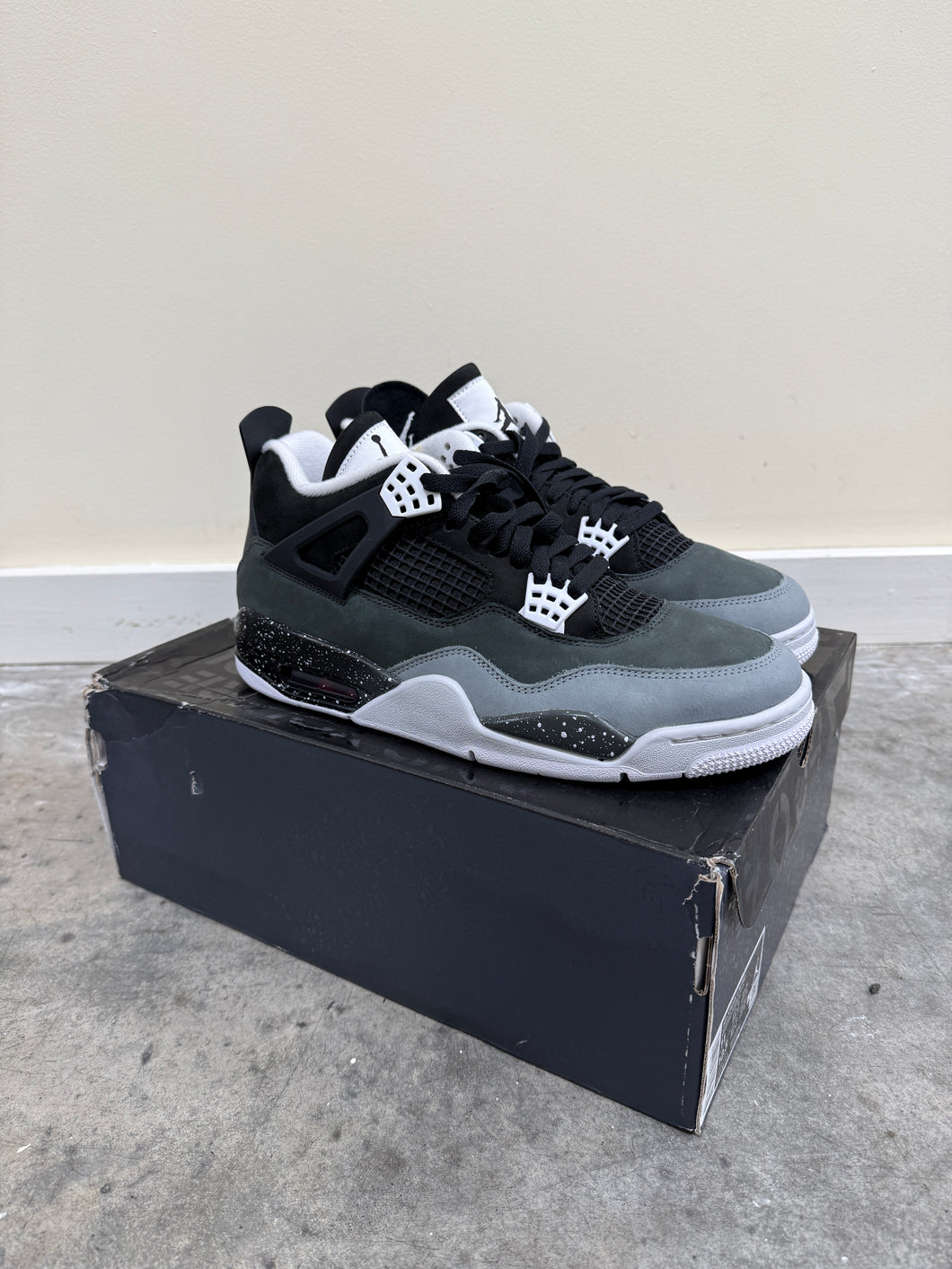 Jordan 4 Retro Fear (2024) Sz 11 (Damaged Box)