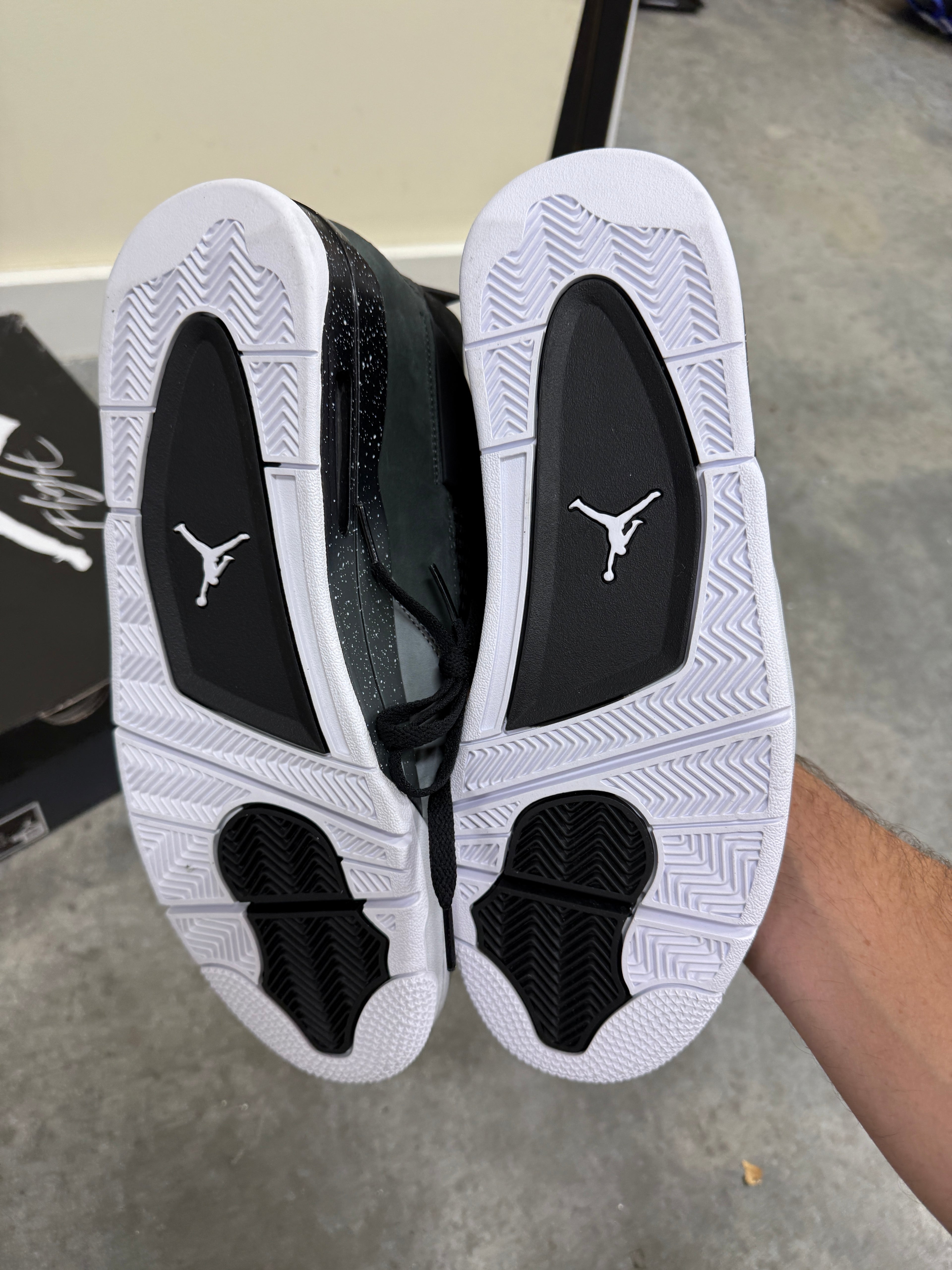 Jordan 4 Retro Fear (2024) Sz 11 (Damaged Box)