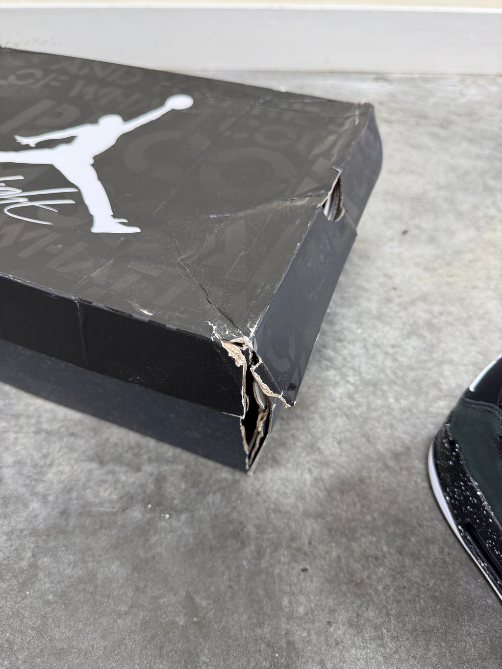 Jordan 4 Retro Fear (2024) Sz 11 (Damaged Box)