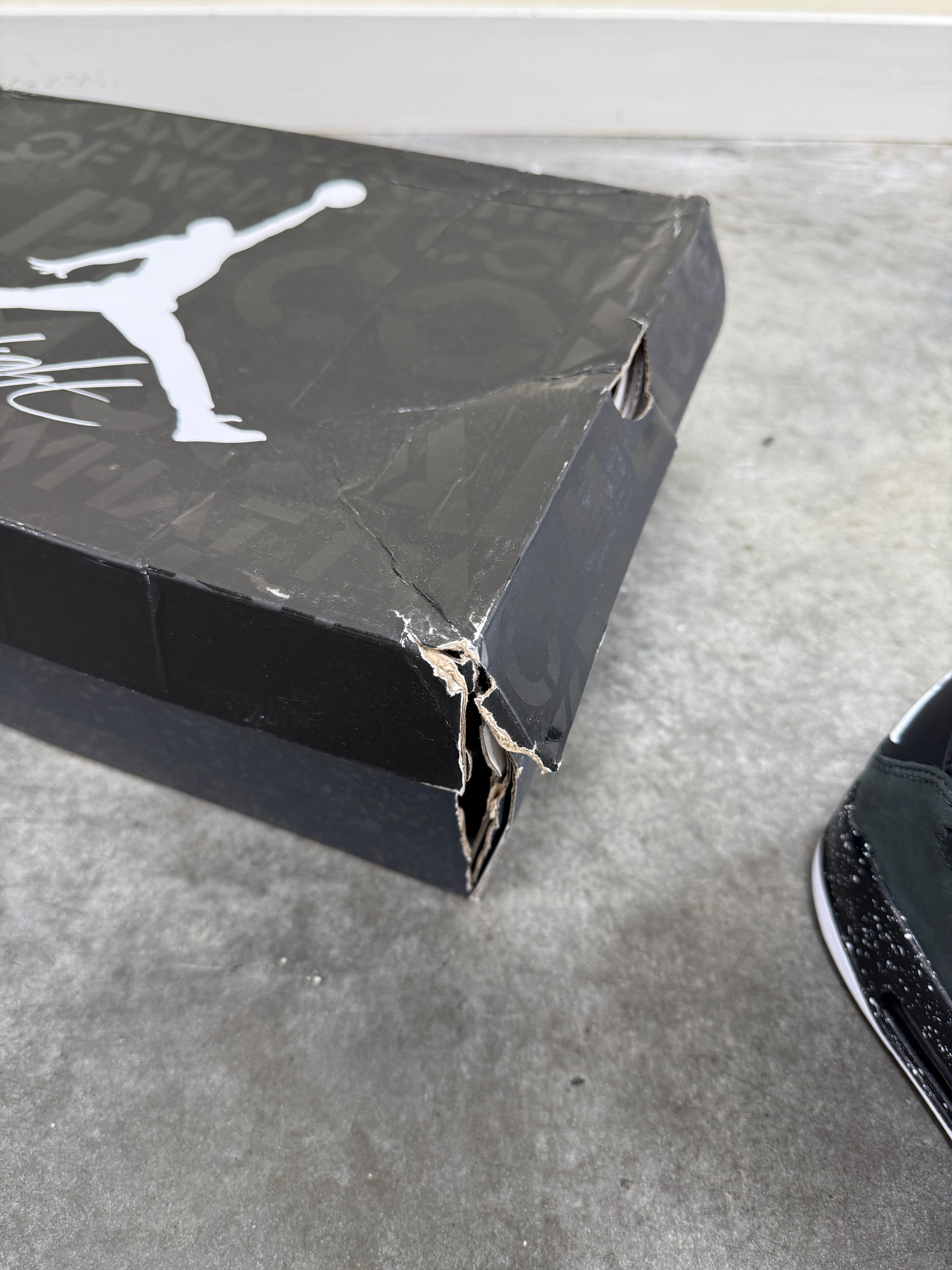 Jordan 4 Retro Fear (2024) Sz 11 (Damaged Box)