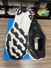 Load image into Gallery viewer, Hoka Clifton 9 Black Sz 11D
