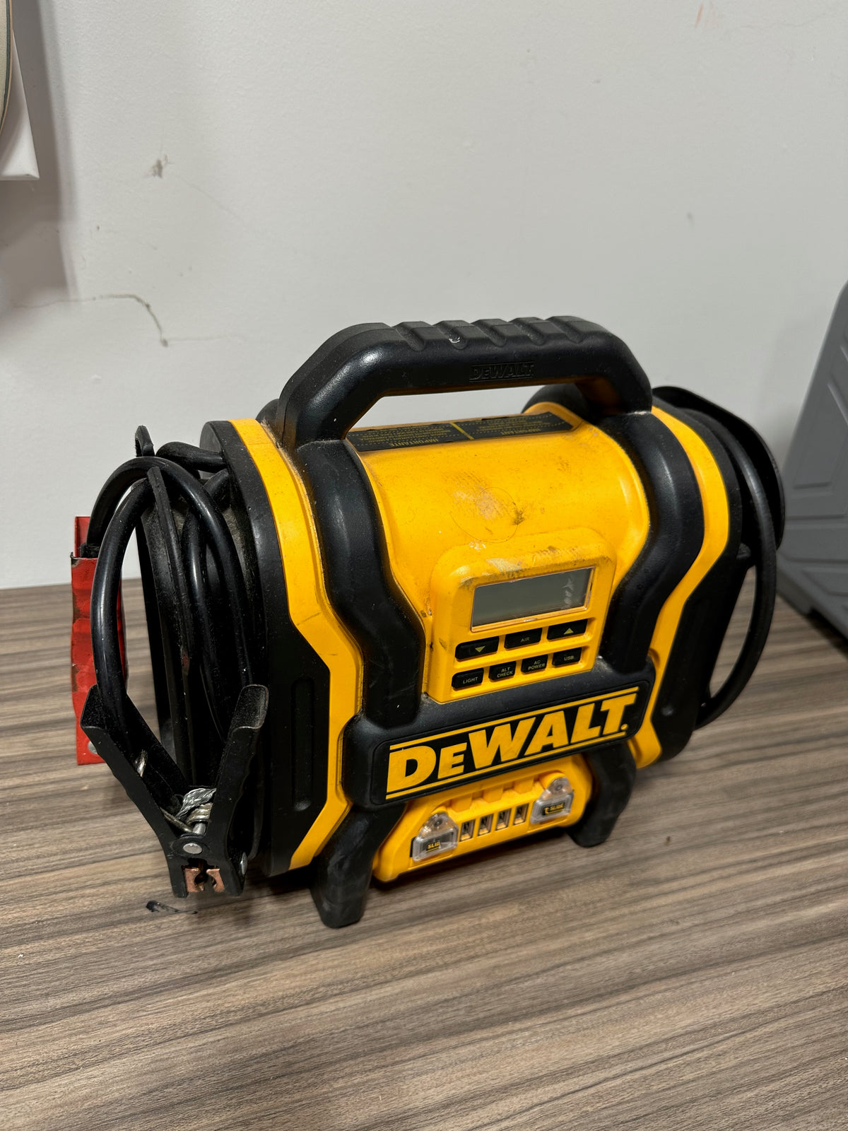 DEWALT DXAEPS14 2000 Peak Amp Jump Starter