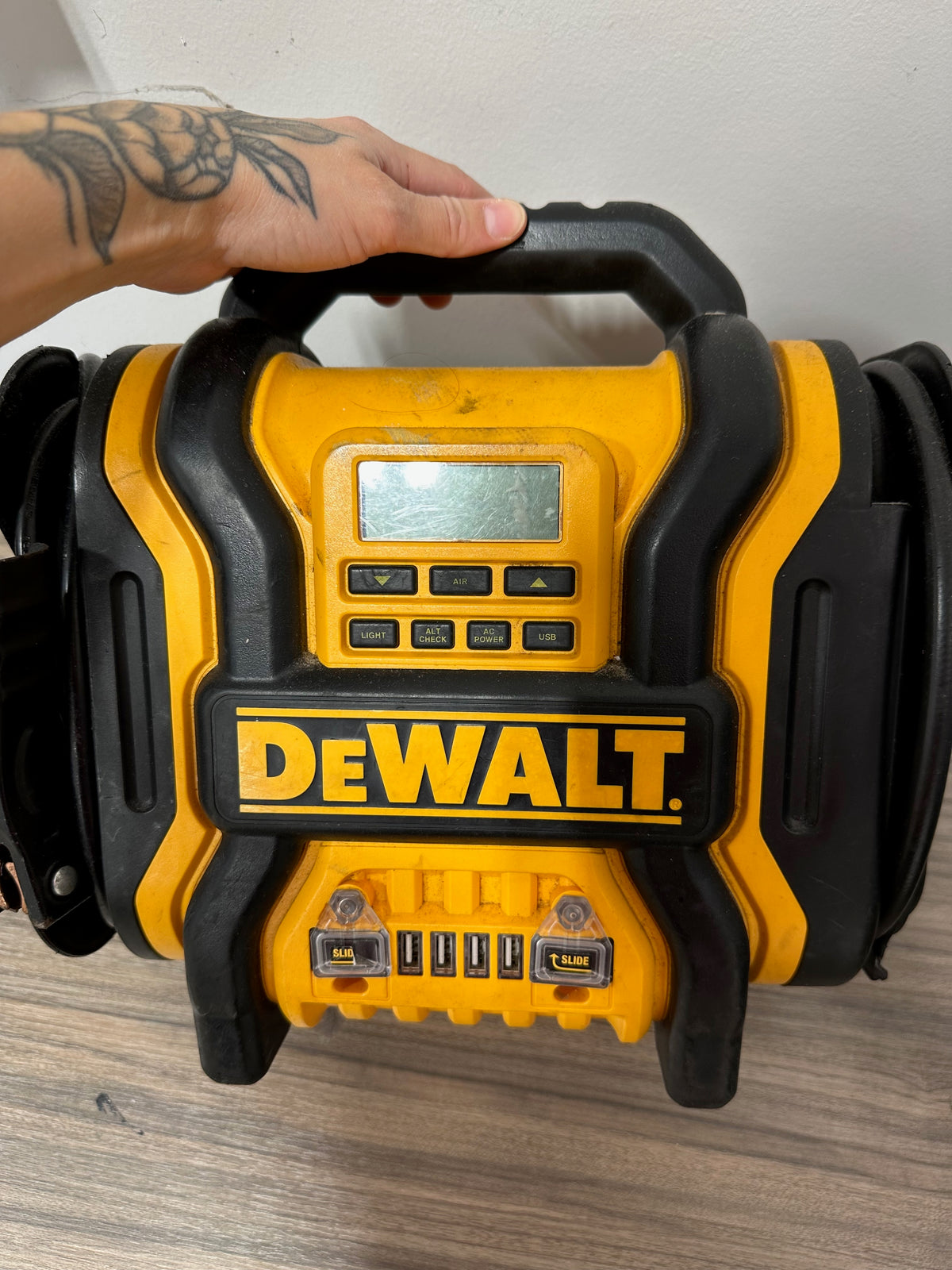 DEWALT DXAEPS14 2000 Peak Amp Jump Starter
