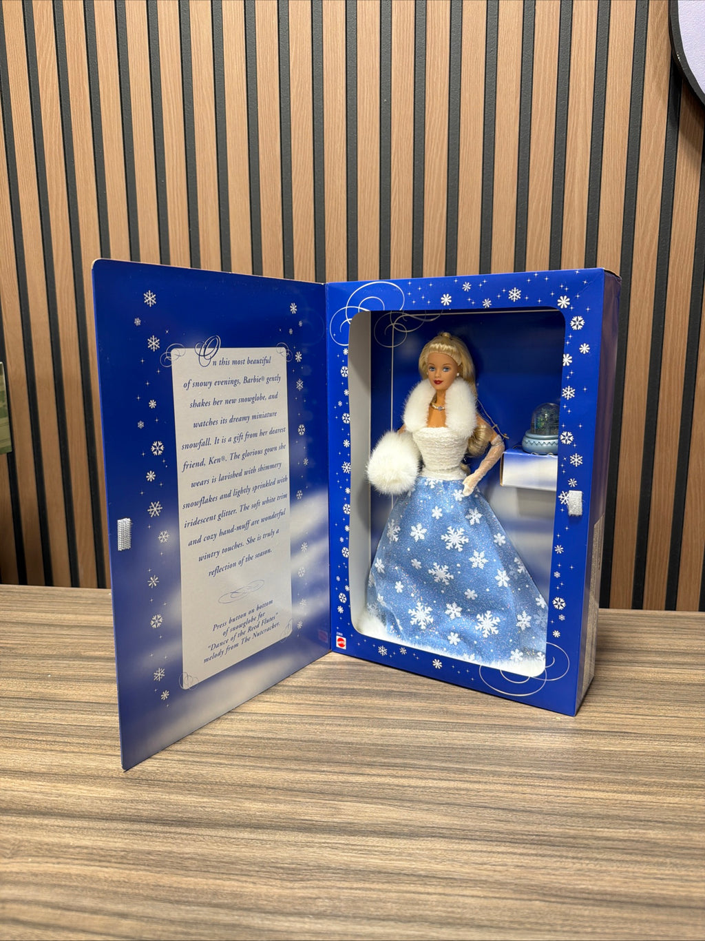 Snow Sensation Barbie Doll W/ Snowglobe 1999 Winter Special Edition 23800 NIBSnow Sensation Barbie Doll W/ Snowglobe 1999 Winter Special Edition 23800 NIB US $15.00