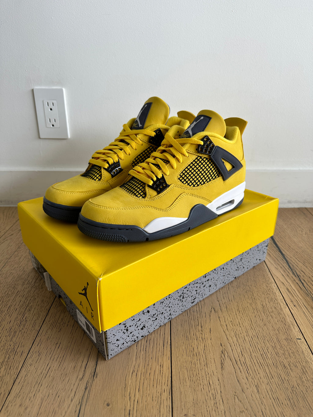 Jordan 4 Retro Lightning sz 11.5