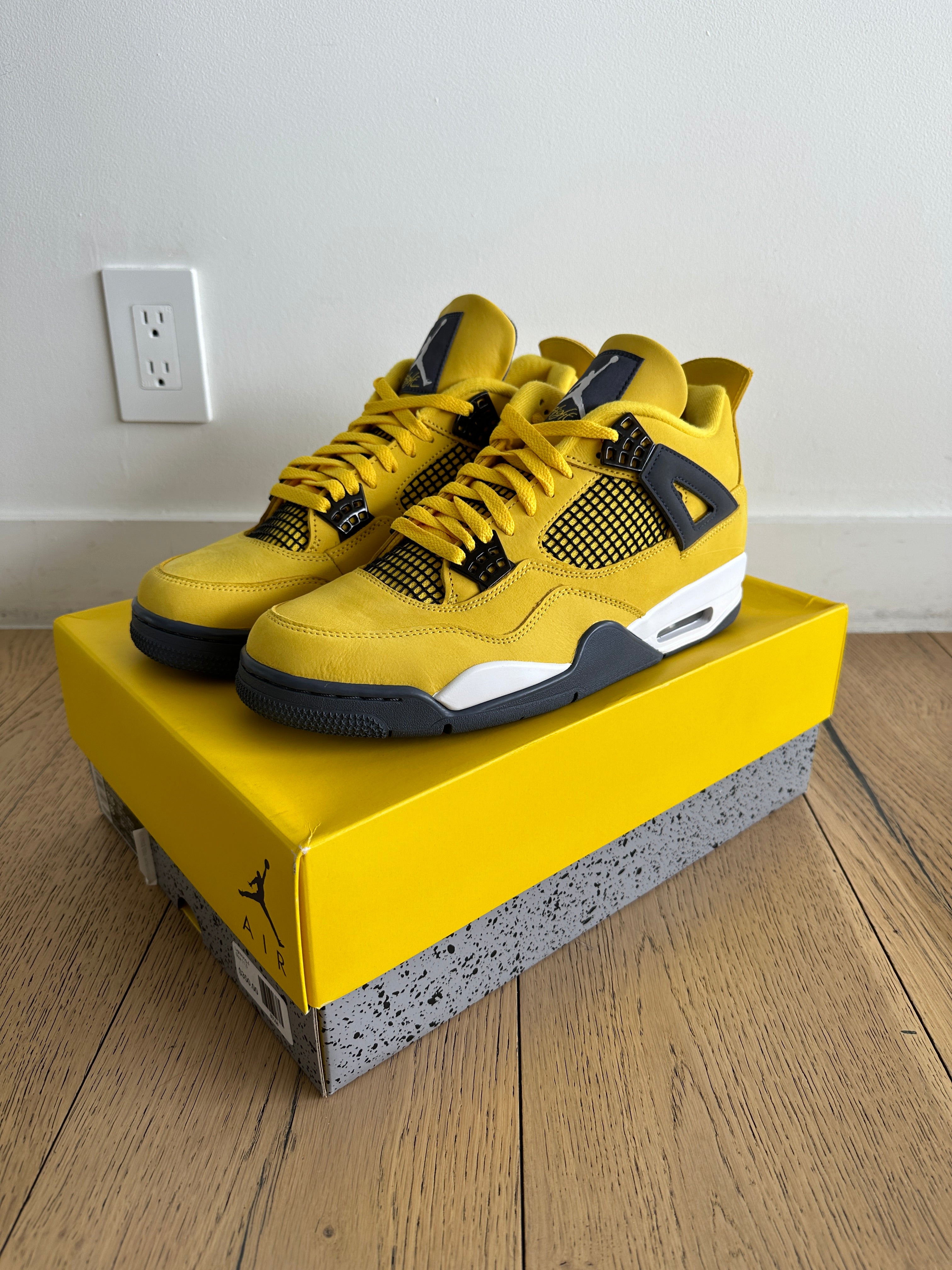 Jordan 4 Retro Lightning sz 11.5
