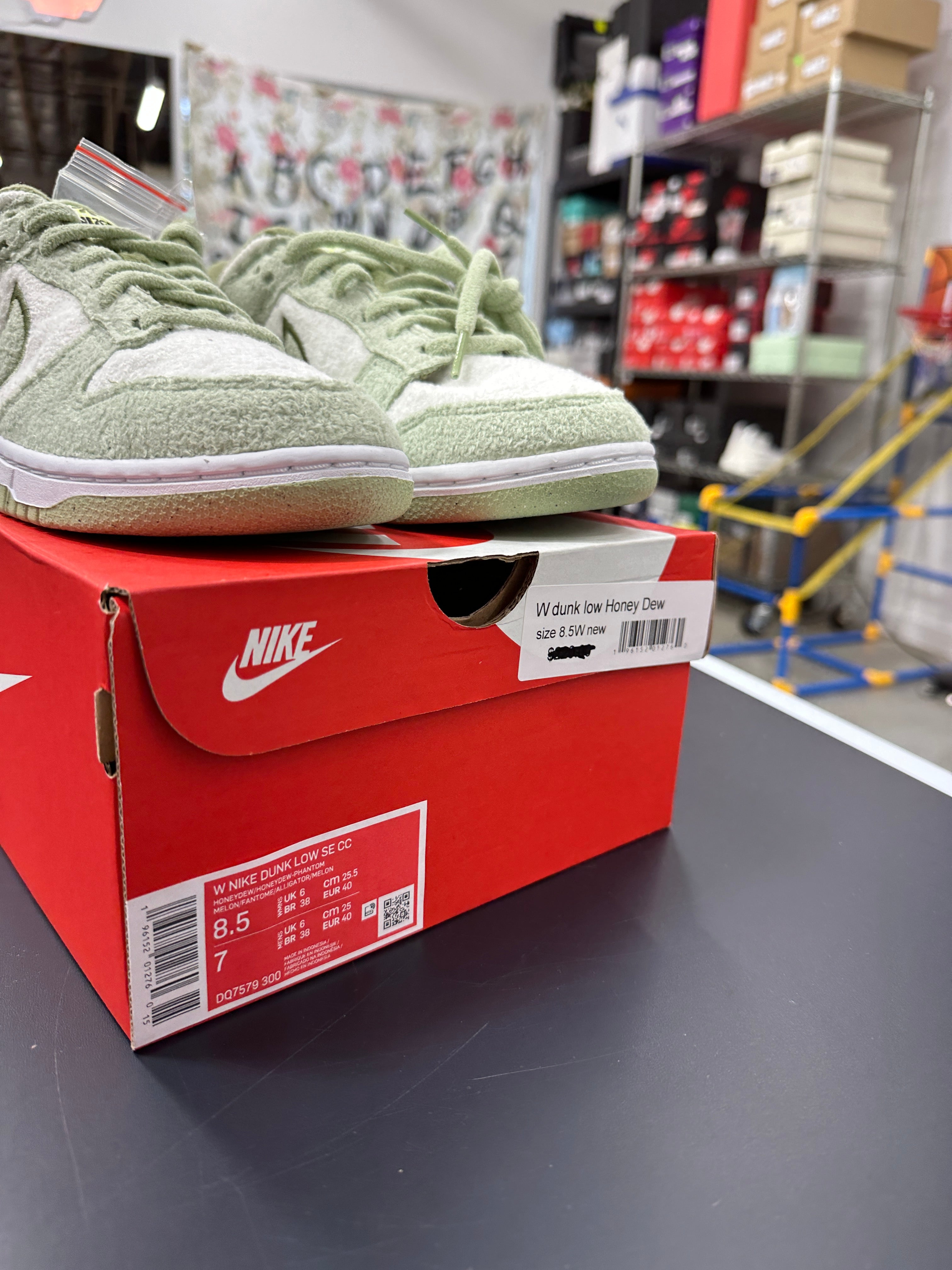 Nike Dunk Low Honeydew Sz W8.5 (M7)