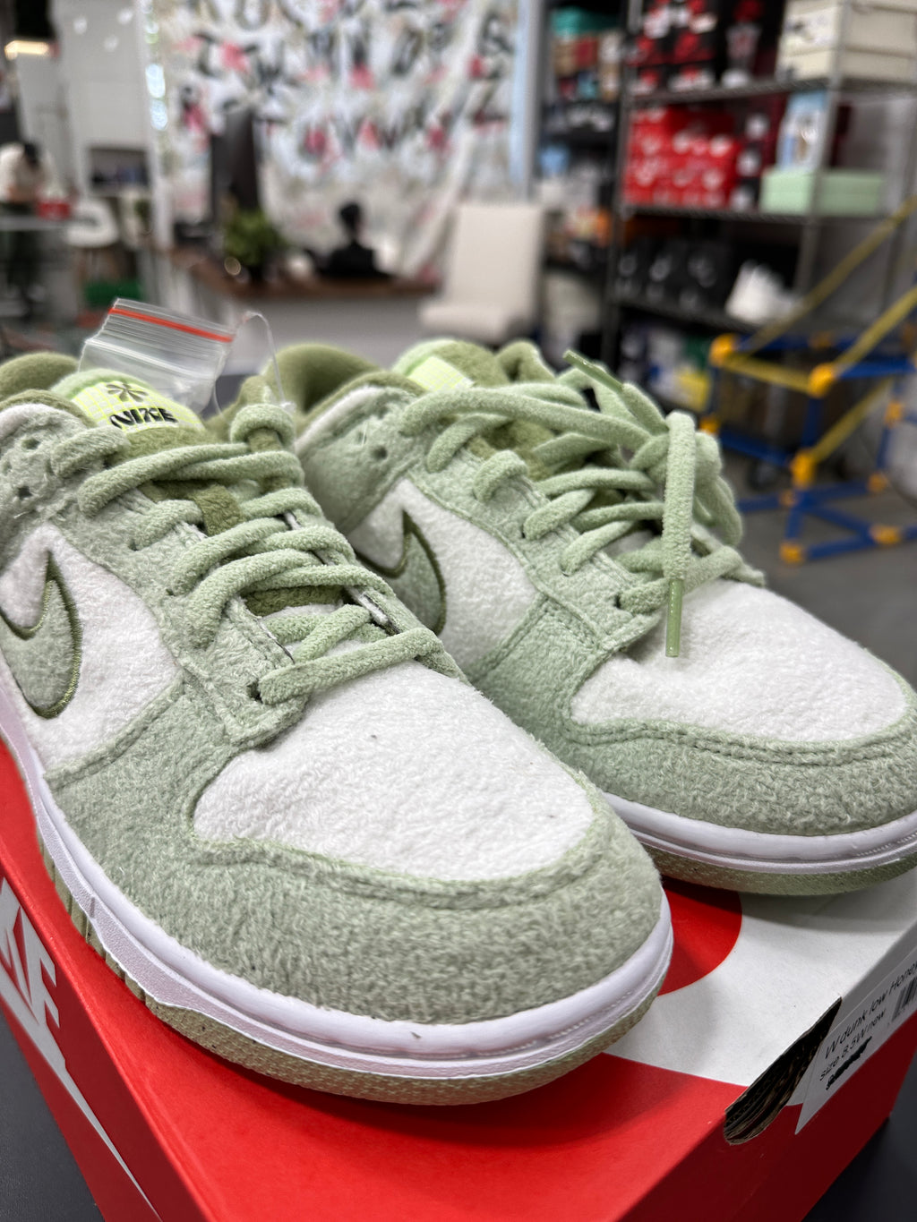 Nike Dunk Low Honeydew Sz W8.5 (M7)