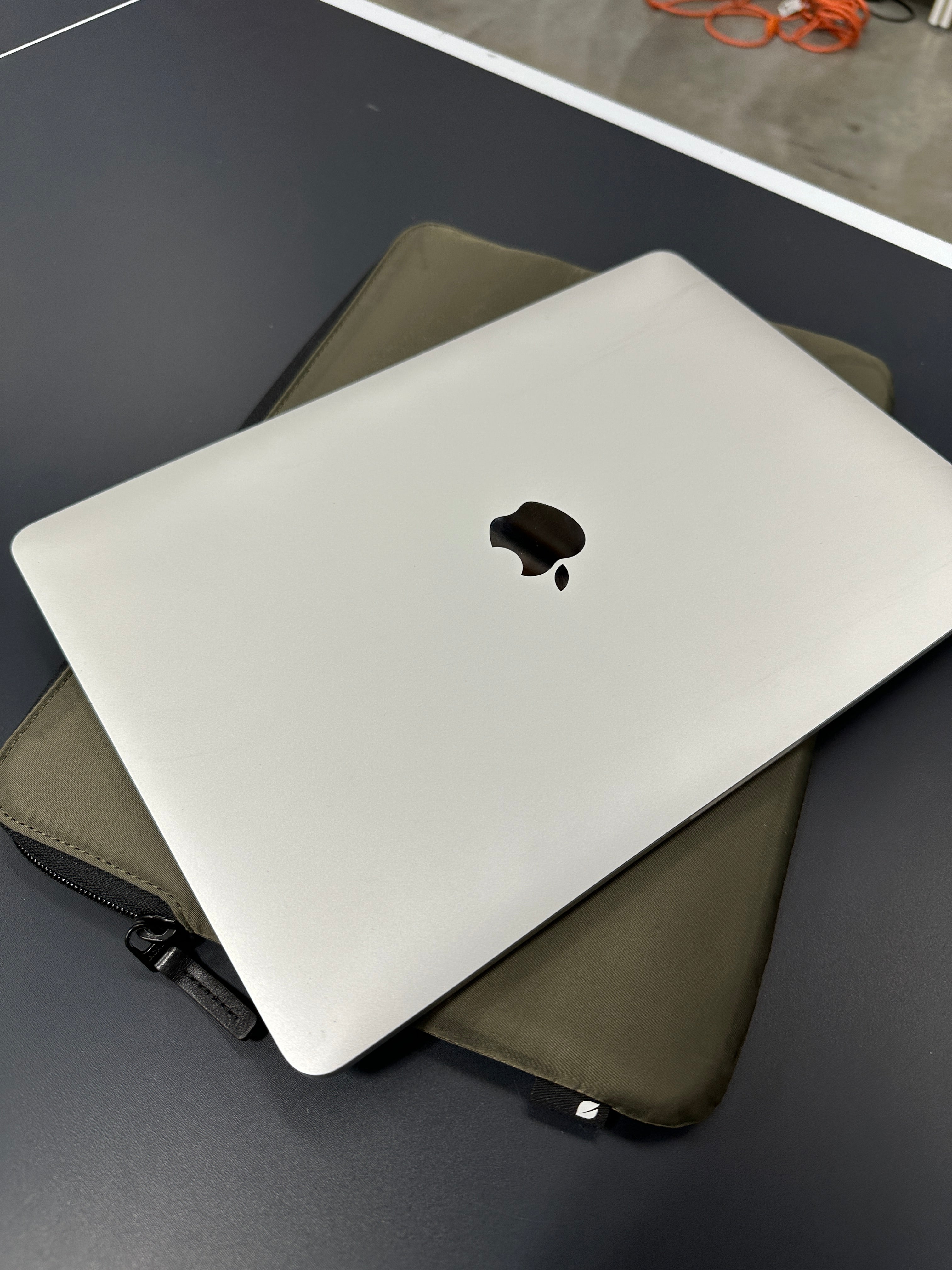 2017 MacBook Pro (13-Inch) 2.3 dual Core Intel i5