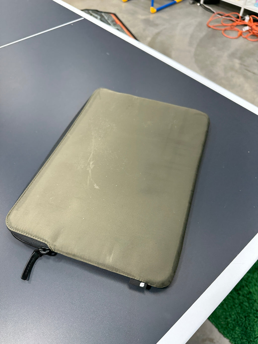 2017 MacBook Pro (13-Inch) 2.3 dual Core Intel i5