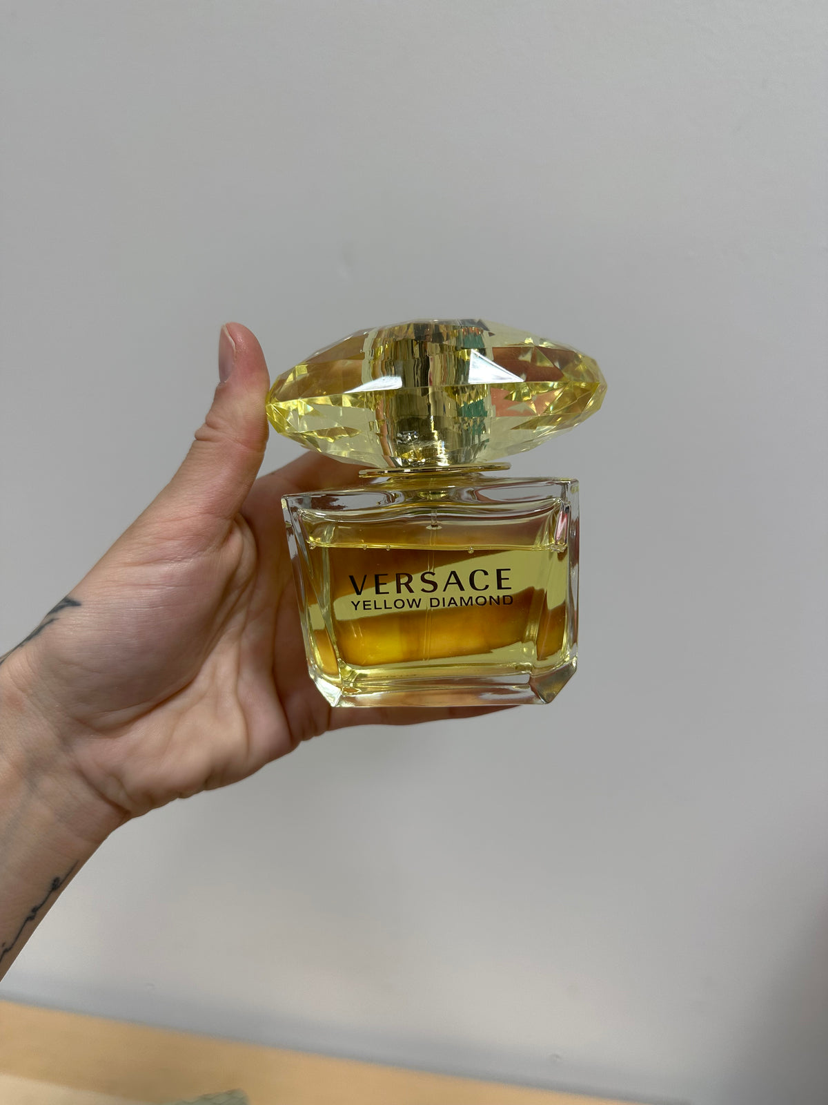 Versace Yellow Diamond Eau De Toilette Spray (90ml / 3.0 fl oz) – Full Size