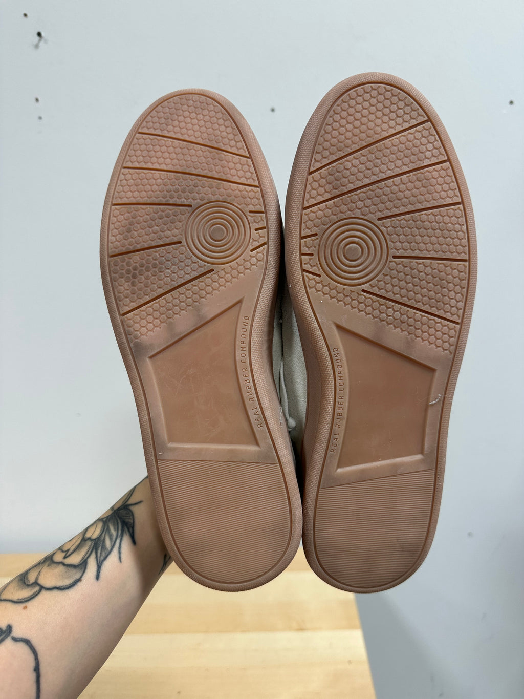 P448 Bali Off White Grey Suede Blue Leather Heel Gum Sole Men’s Size 11 / EU 44