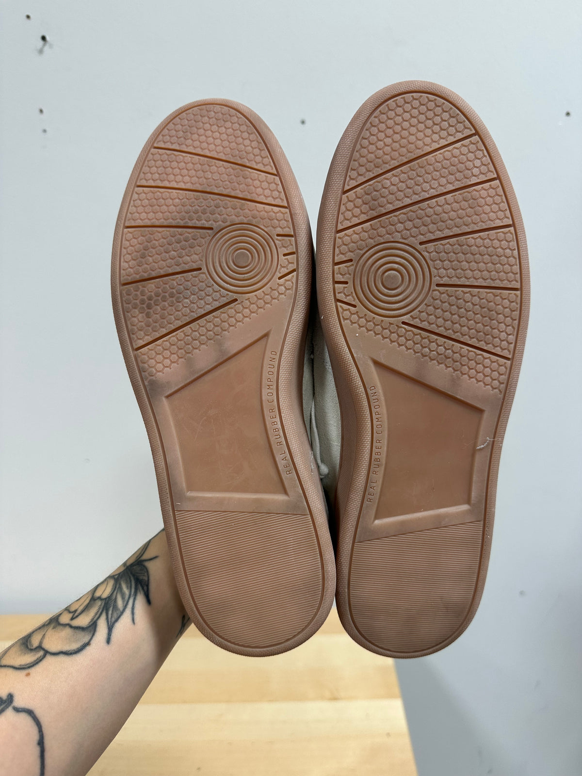 P448 Bali Off White Grey Suede Blue Leather Heel Gum Sole Men’s Size 11 / EU 44