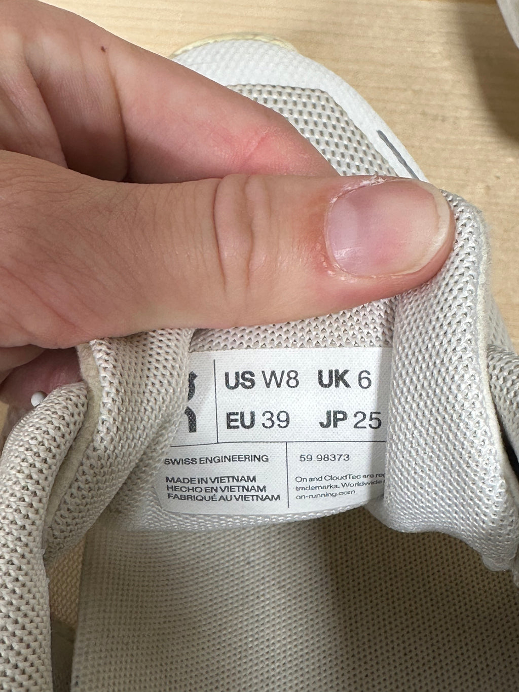 On Running Cloud 5 Undyed White Sustainable Mesh 59.98373 Women’s Size 8