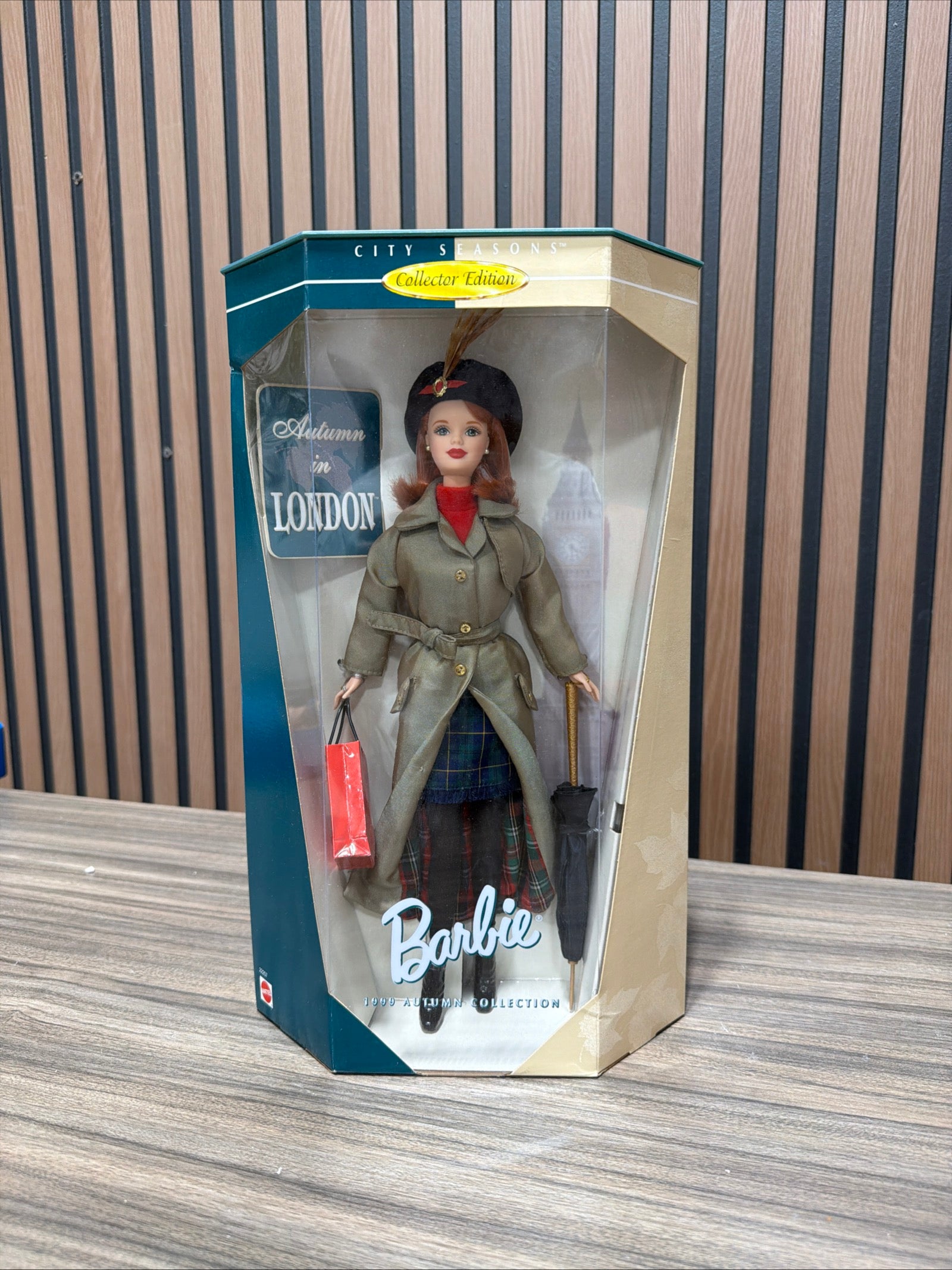 Autumn in London Barbie Doll City Seasons 1999 Mattel 22257