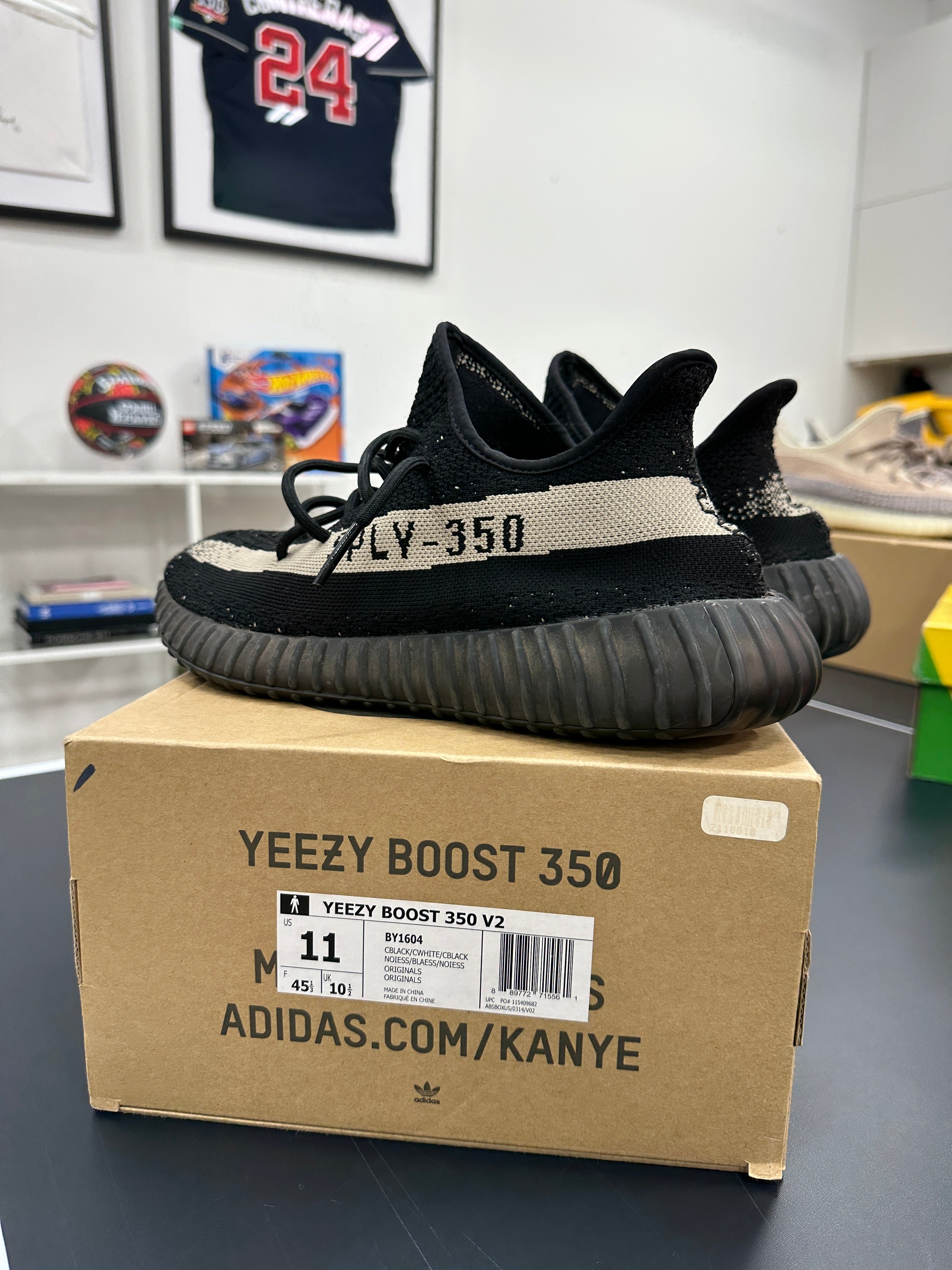 Yeezy 350 V2 Oreo Sz 11