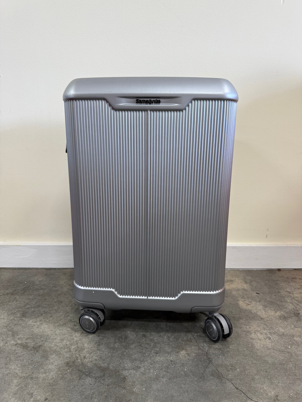 Samsonite Silhouette 17 Expandable Hardside Carry On Aluminum Silver
