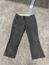 Load image into Gallery viewer, Dockers D3 Classic Fit 36x29
