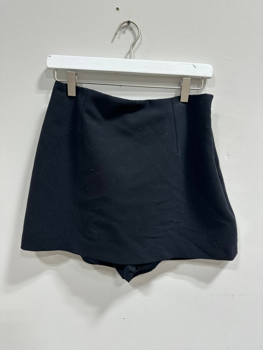 Abercrombie & Fitch The A&F Scarlett Mini Short Skort in Black, Size Medium