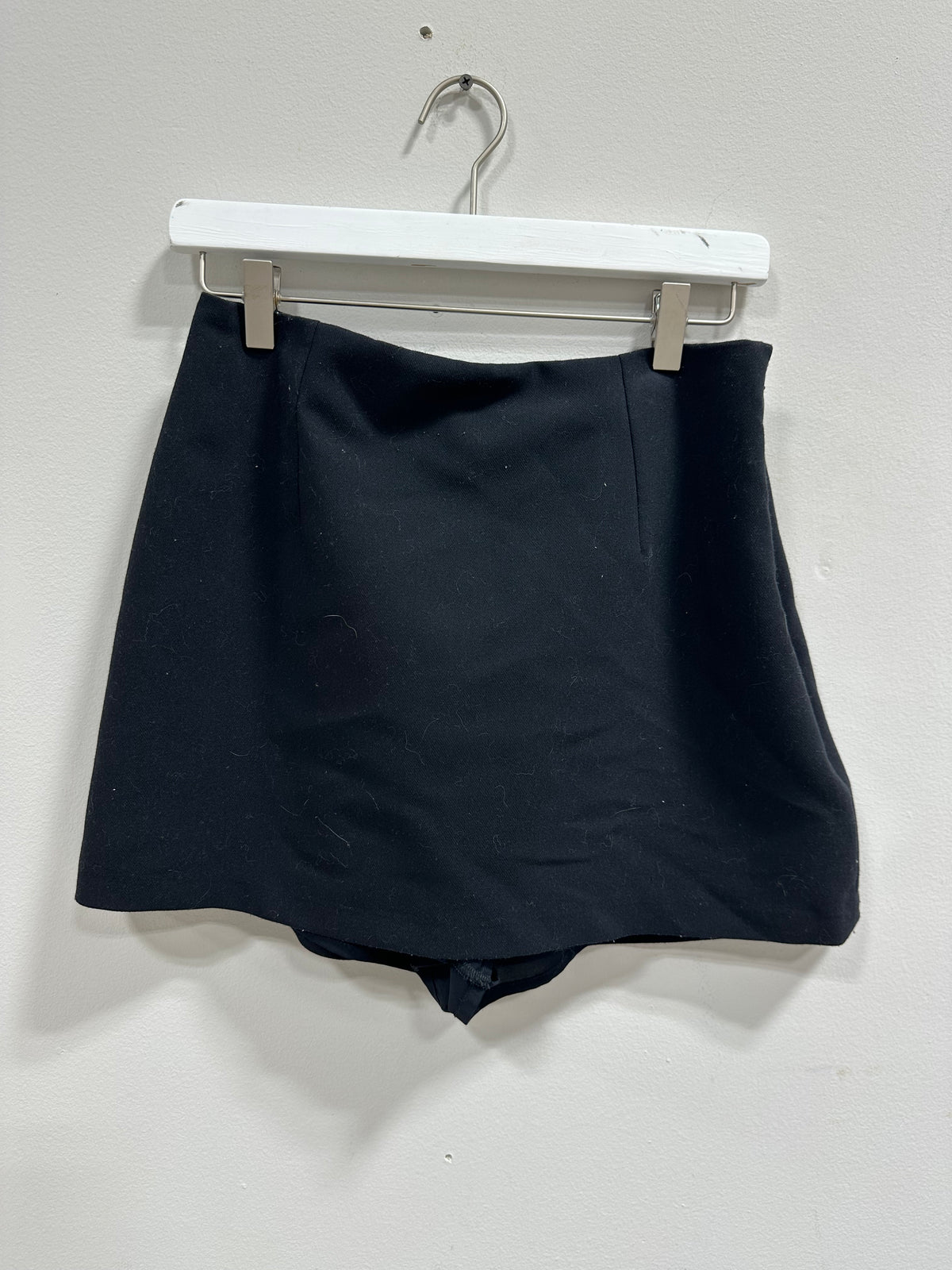 Abercrombie & Fitch The A&F Scarlett Mini Short Skort in Black, Size Medium