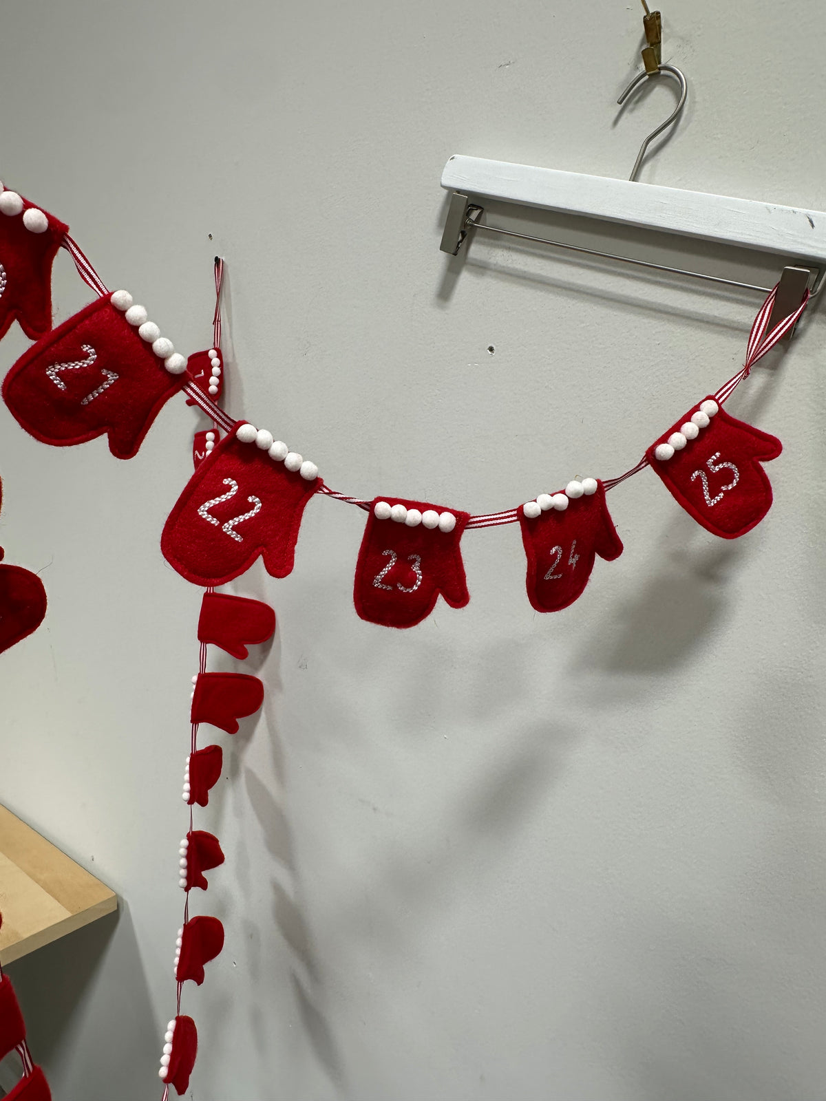 Felt Christmas Mitten Garland Advent Calendar - 25 Pocket Wall Hanging Banner