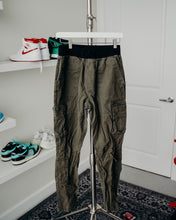 Load image into Gallery viewer, Richie Le Olive cargos Sz M
