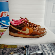 Load image into Gallery viewer, Nike Dunk SB Low Gibson Guitar Case Sz 9.5
