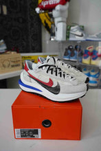Load image into Gallery viewer, Nike Sacai Vaporwaffle Game Royal Sz 10
